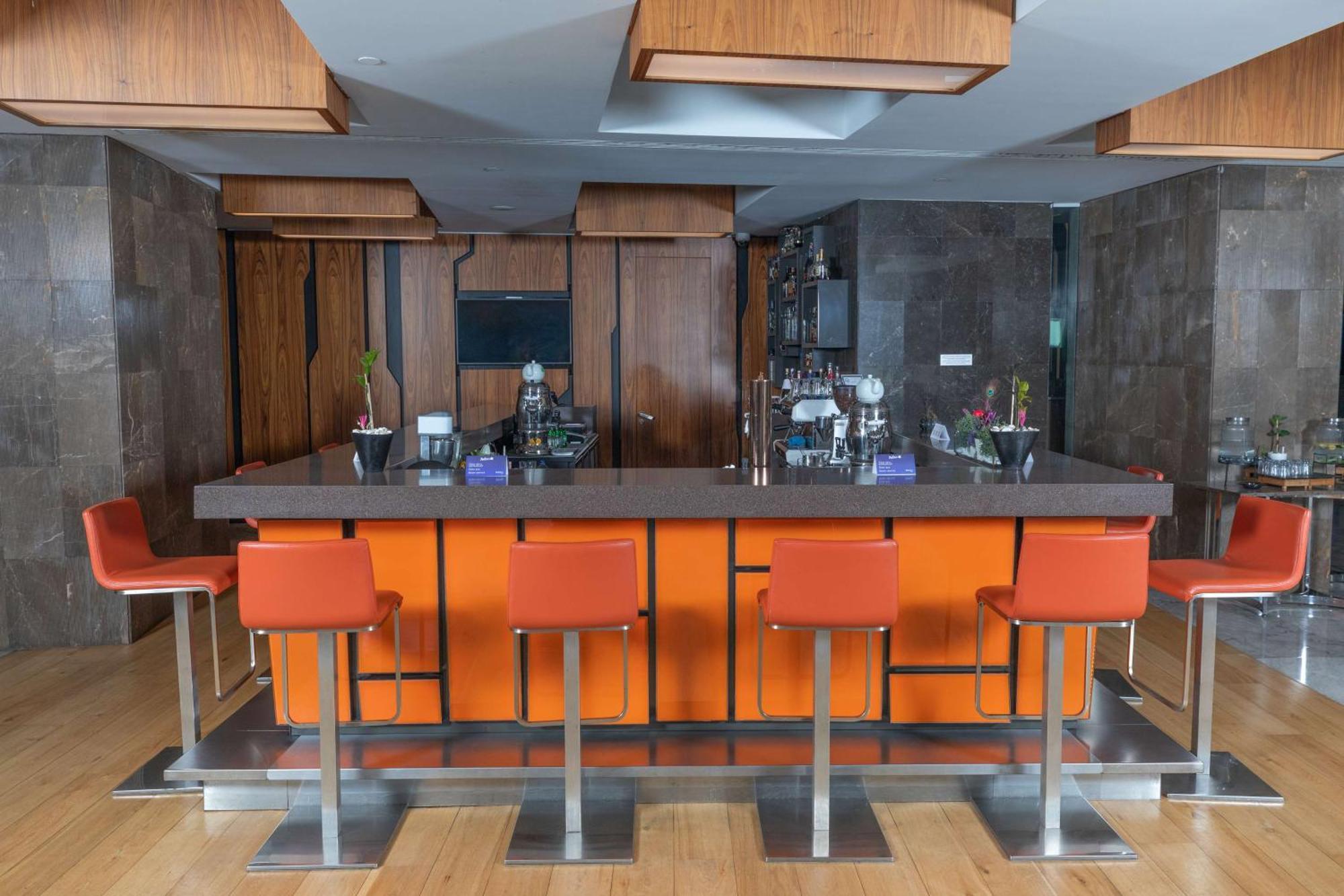 Radisson Blu Hotel Istanbul Asia Ngoại thất bức ảnh The bar at the 1000 Mile End