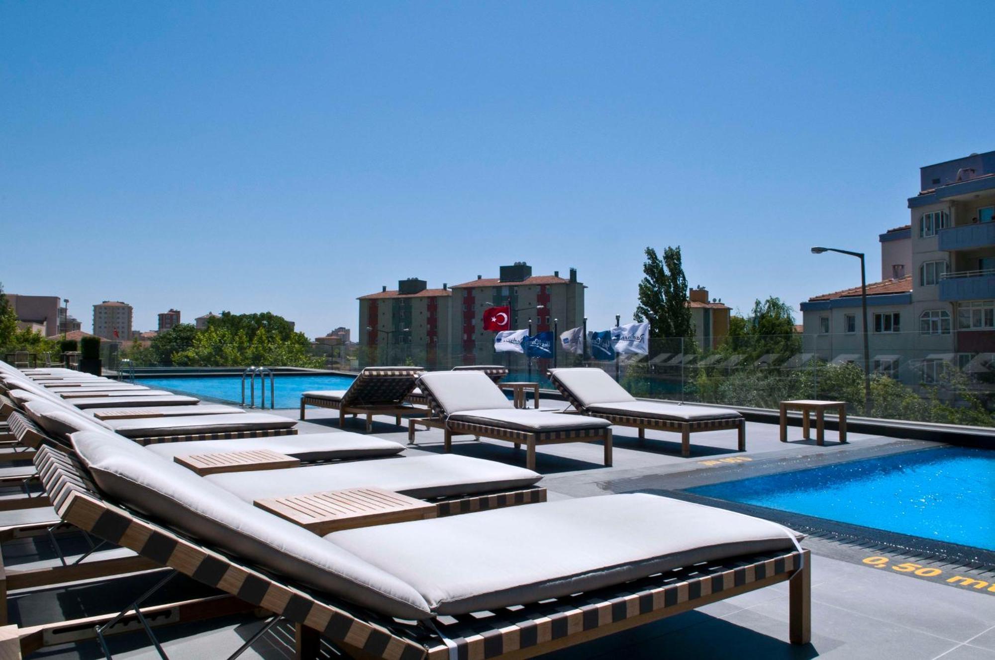 Radisson Blu Hotel Istanbul Asia Ngoại thất bức ảnh The swimming pool at the hotel